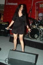 Sona Mohapatra at Delhi Belly DVD launch in Landmark, Mumbai on 29th Sept 2011 (46).JPG